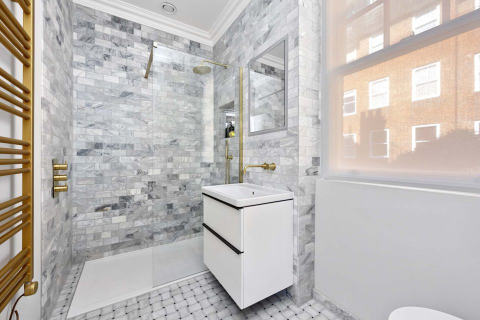 A bathroom shower and washbasin